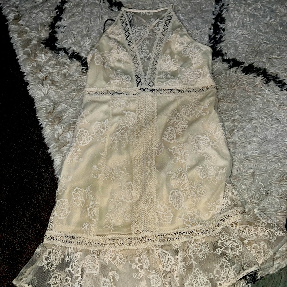 NUDE WOVEN MINI DESS W/ LACE & EMBROIDERED FLOWER PRINT